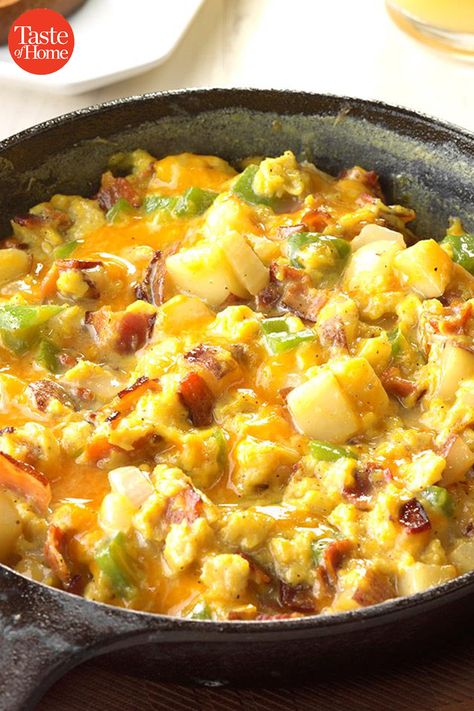 Scrambled Eggs With Potatoes, Wapakoneta Ohio, Egg Scramble, Scrambled Eggs Recipe, Hash Recipe, Breakfast Skillet, Wakey Wakey, Cast Iron Recipes, Copycat Restaurant Recipes