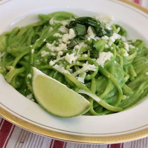 the Peruvian Pesto, Peruvian Green Spaghetti, Green Spaghetti Recipe, Verde Recipe, Green Spaghetti, Peruvian Food, Spaghetti Recipe, Peruvian Recipes, Pesto Sauce