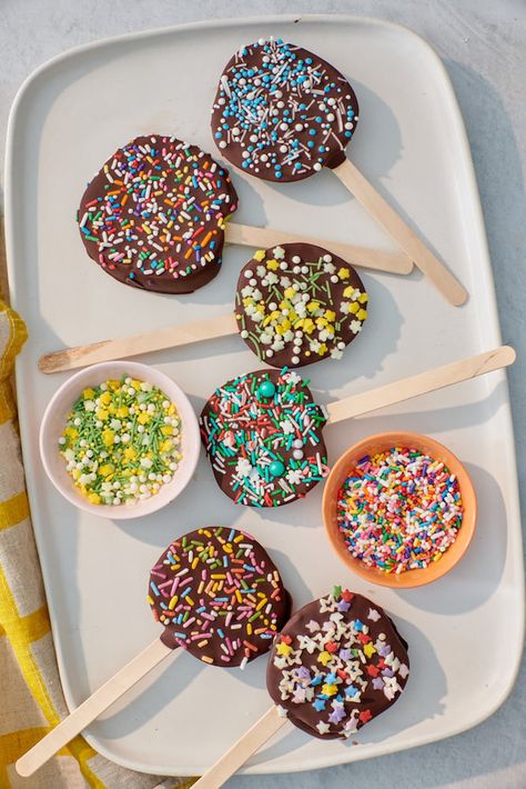 Chocolate Covered Apple Lollipops Apple Lollipops, Recipes To Make With Kids, Chocolate Covered Apples Slices, Apple Picking Season, Kid Friendly Dessert, Chocolate Covered Apples, Chocolate Diy, Log Cake, Holiday Chocolate