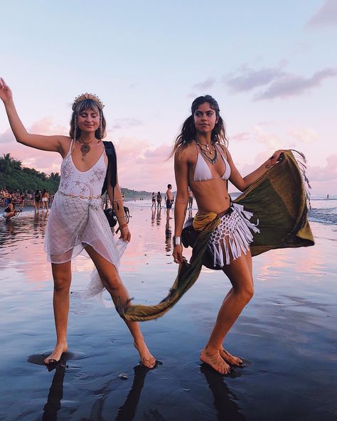 Mimi Elashiry Style, Envision Festival, Summer Camp Outfits, Mimi Elashiry, Joffrey Ballet, Casual Boho Style, Festival Inspo, Festival Camping, Ballet School