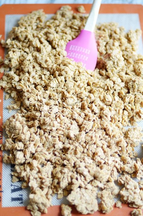 Peanut Butter Granola Recipe, Soft Granola, Oatmeal Granola, Easy Granola Recipe, Granola Parfait, Easy Granola, Granola Recipe Homemade, Baked Granola, Favorite Breakfast Recipes