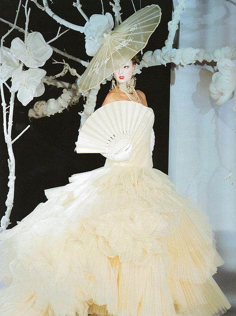 Origami Inspiration, Galliano Dior, Dior Style, Crazy Fashion, Collection Couture, Christian Dior Haute Couture, Dior Haute Couture, Christian Dior Couture, Couture Mode