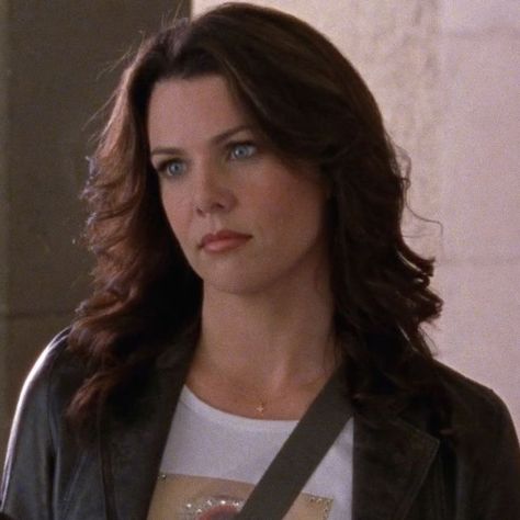 Lorelai Gilmore Hair, Lorelei Gilmore, Gilmore Girls Fashion, Team Logan, Coffee Books, Lauren Graham, Lorelai Gilmore, Aesthetic Coffee, Rory Gilmore