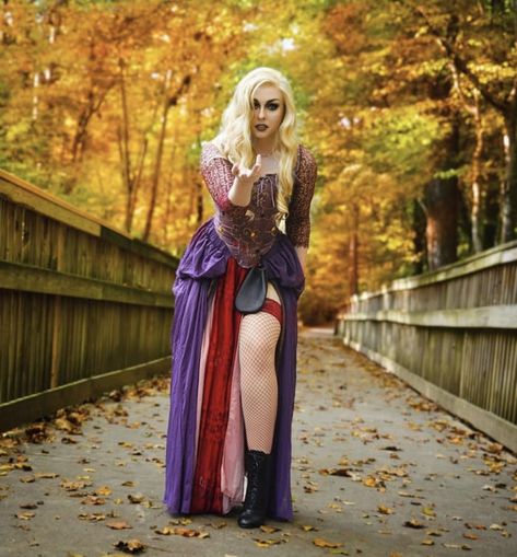 Hocus Pocus Costume Diy, Mary Sanderson Costume, Winifred Sanderson Costume, Sanderson Sisters Costumes, Sarah Sanderson Costume, Purple Hair Streaks, Hocus Pocus Costume, Witchcraft Halloween, Sister Costumes