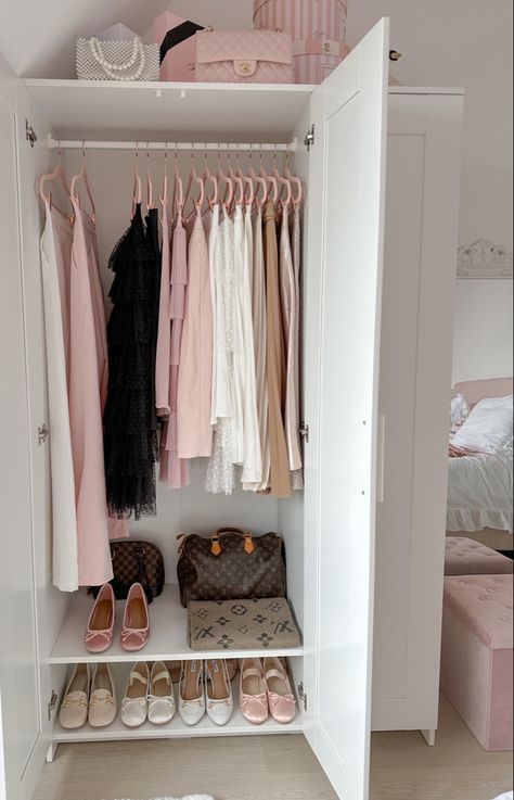 Fashion Design Room Studio, Aesthetic Closet Organization, Fashion Design Room, Girly 2000s, Clean Girl Room, Clean Room Aesthetic, Ingenue Essence, Aesthetic Closet, Room Organization Bedroom