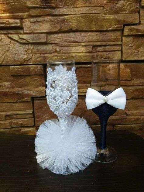 Glass Decor Ideas, Glass Crafts Diy, Bride And Groom Glasses, Glitter Wine Glasses, Wedding Toasting Glasses, Wedding Wine Glasses, Wedding Champagne Glasses, Diy Wine Glasses, Decorated Wine Glasses