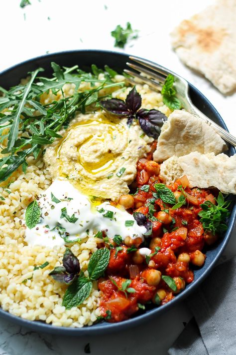 Bowl mit Kichererbsen Hummus und Bulgur Bowls Recipes, Dinner Bowl, Couscous Bowl, Salat Bowl, Bulgur Recipes, Healthy Fast Food Options, Hummus Bowl, Healthy Food Swaps, Quinoa Bowl