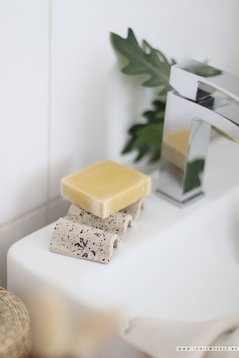 DIY : Porte savon Diy Clay Soap Dish, Ceramic Diy Ideas, Clay Diy Ideas, Diy Ton, Ton Diy, Joululahjat Diy, Diy Ceramics, Pottery Diy, Diy Dish Soap