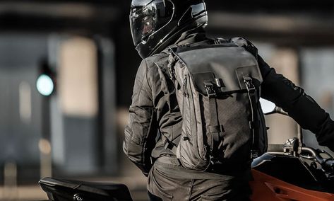 Sometimes a bit of extra storage space can make a huge difference. Motorcycle luggage experts Kriega have set out to satisfy this requirement by adding a new expandable backpack to their 2020 range. The Kriega Max 28 Expandable Backpack in its default form will accommodate 22L of gear. But with a quick adjustment, it can be expanded to hold up to 28L making it the ideal any occasion companion for all riders. Motorbike Backpack, Oxford Photography, Motorcycle Backpacks, Motorcycle Luggage, Best Motorcycle, Backpack Reviews, Motorcycle Travel, Tactical Bag, Riding Gear