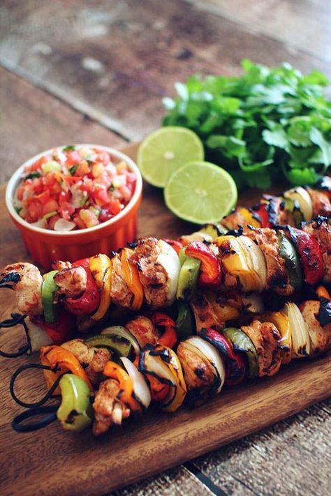 Cilantro-and-Lime Marinated Chicken Fajita Kebabs Fajita Kabobs, Sommer Mad, Kebab Recipes, Chicken Fajita, God Mat, Kebabs, On The Grill, Chicken Fajitas, Slow Food