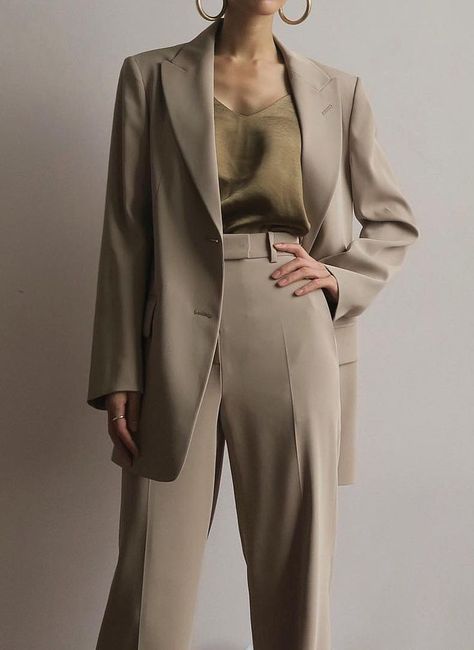 Women Suits Trends #womensuit #women #fashion #sneakers #fashionactivation #suittrend Sophisticated Chic Outfits, Minimalism Style Outfits, Sophisticated Outfits Classy Chic, Casual Sophisticated Outfits, Outfit Ideas Classy Elegant, Minimal Outfits For Women, Minimalism Outfit, Minimal Outfit Ideas, Minimal Style Outfits