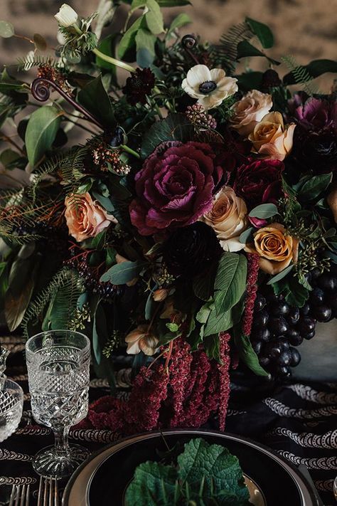 Fall in Love with the Florals and Design in This Bold Wedding Inspiration! Wedding Table Settings Black, Moody Thanksgiving, Black Wedding Table Setting, Moody Wedding Flowers, Dark Romantic Wedding, Dark Wedding Theme, Thanksgiving 2024, Fall Flower Arrangements, 26 September