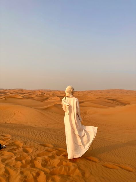 #desert #dubai #hijab Umrah Outfit For Women, Dubai Desert Outfit, Ulzzang Hijab, Modest Outfits Aesthetic, Dubai Hijab, Desert Outfit, Desert Aesthetic, Outfit Modest, Shooting Ideas