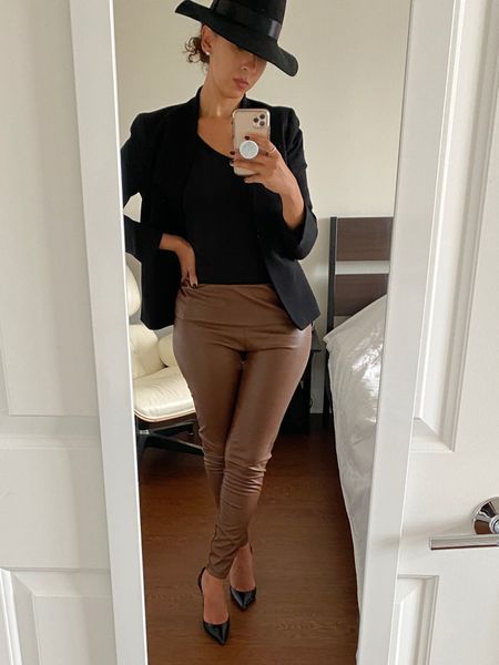 How To Style Brown Faux Leather Leggings, Brown Leather Legging Outfits, Brown Leather Tights Outfit, Styling Brown Leather Pants, Brown Faux Leather Leggings Outfit, Brown Leather Leggings Outfit, Colored Leggings Outfit, Leather Leggings Outfit Fall, Brown Leather Leggings