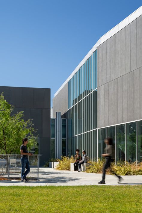 Los Medanos College Student Union & Kinesiology Complex / LPA | ArchDaily Contra Costa County, Student Government, Life Space, Student Living, Student Athlete, College Campus, Landscape Ideas, College Student, Student Life