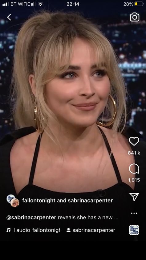 Wispy Fringe And Layers, Medium Hair With Wispy Curtain Bangs, 70s Style Curtain Bangs, Cute Bangs For Medium Hair, Wispy Fringe Bangs Blonde, Wispy Curtain Bangs Updo, Margot Robbie Hair Curtain Bangs, Wispy Bangs Sabrina Carpenter, Sabrina Curtain Bangs