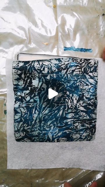 Naomi Southon - jewellery artist and seller of teabag paper on Instagram: "Oooo I like it when a simple idea yields great outcomes!  #teabagpaper #teabagprinting #teabag #teabagart #teabagpaperproject #artproject #tryingnewthings #experimenting #artpractice #workingartist #gelprint #gelplatetip #gelplate #geliprints #gelliplate #gelliart #monoprinting #monoprint #monotype #textures #textureinprintmaking #collectingtextures #collage #collagepapers #collagefodder #ooooo" Teabag Art Ideas, Monotype Prints Ideas, Monoprint Ideas, Monoprinting Techniques, Monotype Prints, Monoprint Art, Gel Prints, Gelli Printing Art, Tea Bag Art