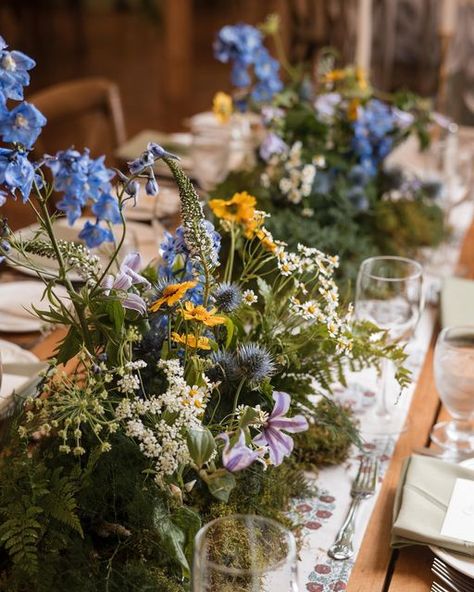 TABLE & TULIP on Instagram: "making memories in the mountains 🌾✨⛰🥂 #weddinginspiration #weddingflowers #bridalbouquet #peony #peonybouquet #adirondacks #adirondackmountains #adirondackwedding #adirondackweddingphotographer" Wild Flower Floral Arrangements, Wild Flower Wedding Reception, Mountain Wedding Florals, Wildflower Wedding Tablescape, Mountain Wildflower Wedding, Woodland Flower Arrangements, Mountain Wedding Reception, Moss Wedding, Wildflowers Wedding