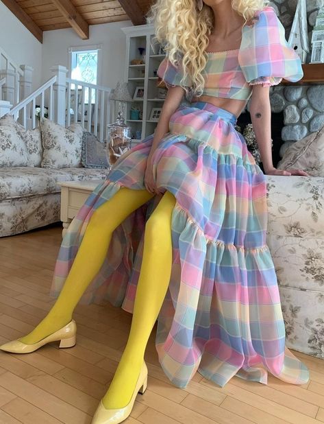 Wierd Outfits, Alicia Core, Chicago Spring, Drawing Pics, Yellow Tights, Maximalist Fashion, Wardrobe Tips, Outfits Chic, Spring Beauty