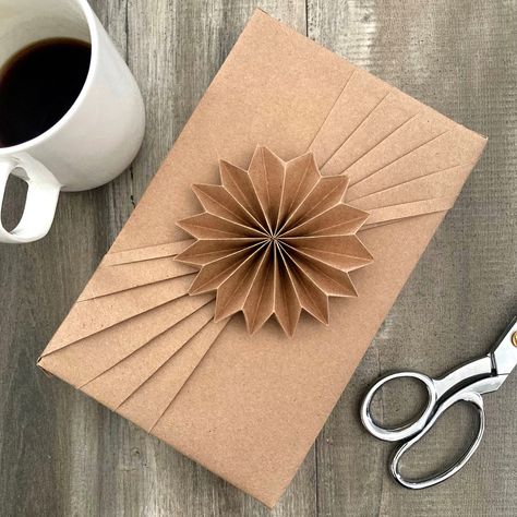 Bows Out Of Wrapping Paper Diy, Cute Ways To Wrap Small Gifts, Bow Wrapping Paper, Craft Paper Wrapping Ideas, Diy Gift Bags From Wrapping Paper, Diy Gift Packaging, Bow Gift Wrapping, Christmas Gift Wrapping Diy, Box Gift Wrapping