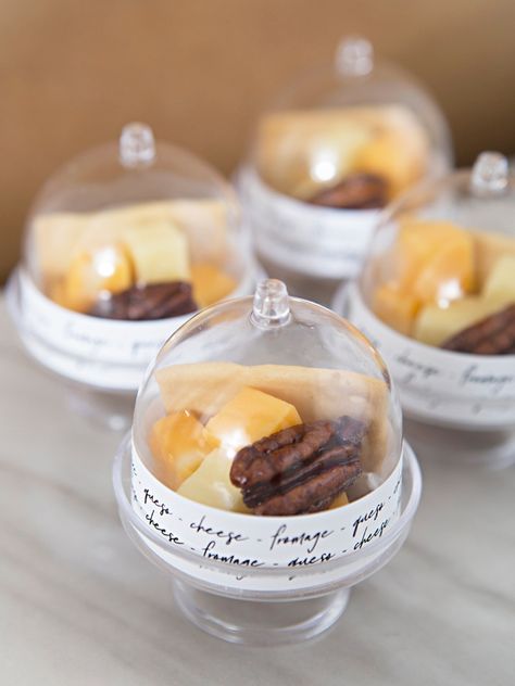 These DIY Mini Cake Stand Favors Filled With Treats Are The Cutest! Diy Mini Cake, Mini Cupcake Stand, Wedding Favors Candy, Tiny Cake, Mini Cheese Boards, Cheese Board Wedding, Mini Cake Stand, Tiny Cakes, Cake Dome