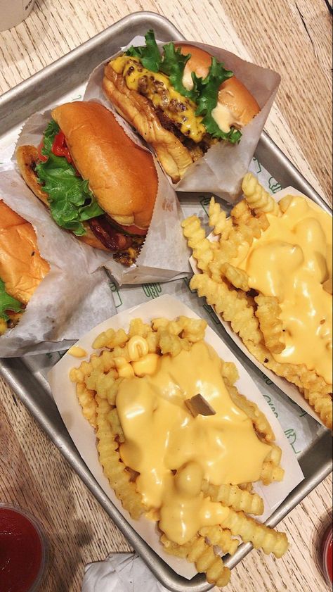 Shake Shack Aesthetic, Shake Shack, Think Food, Food Drinks Dessert, Dinner Meals, Food Goals, Food Is Fuel, Food Dessert, Food Obsession