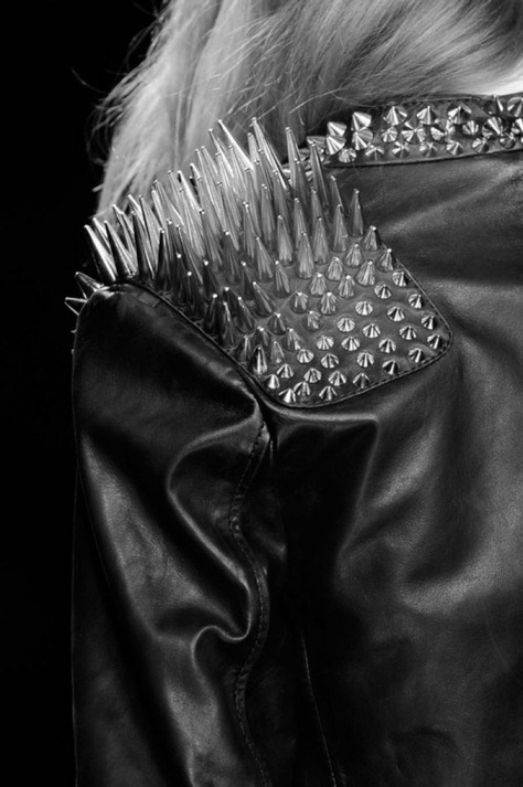 gaga's spiked shoulder pads on a leather jacket Detail Couture, Studs And Spikes, Boho Mode, Catty Noir, Punk Rock Fashion, Rocker Chic, Estilo Punk, Love Clothing, Glam Rock