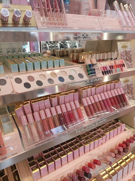 pink makeup Makeup Line Aesthetic, Skin Care Aesthetic Pictures Pink, Makeup Aesthetic Pics, Makeup Display Aesthetic, Makeup Backgrounds Aesthetic, Light Pink Makeup Aesthetic, Mekap Photos Kit, Pink Makeup Collection Aesthetic, Makeup Company Aesthetic