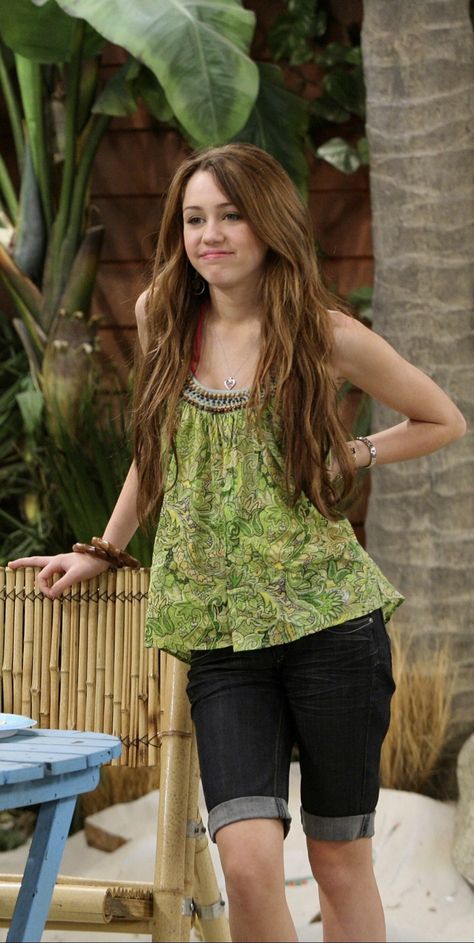 Hanna Montana Outfits 2000, Miley Cyrus Brown Hair, Miley Cyrus Hannah Montana, Hannah Montana Outfits, Old Miley Cyrus, 2010 Outfits, Hannah Miley, Hannah Montana Forever, Hannah Montana The Movie