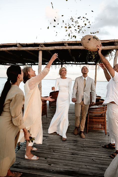 A Breathtaking Sunrise Wedding over the Waters of Mozambique Micro Beach Wedding, Sunrise Beach Wedding, Summer Chique, Mind Movie, Bo And Luca, Small Beach Weddings, Intimate Beach Wedding, Sunrise Wedding, Destination Wedding Ideas