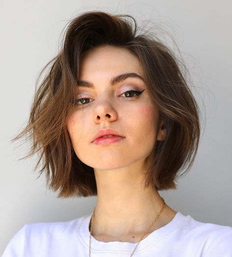 Slimming Comb-Over Chin-Length Bob Thicken Fine Hair, Shaggy Bob Hairstyles, Chin Length Haircuts, Messy Haircut, Chin Length Bob, Straight Blonde Hair, Chin Length Hair, Natural Wavy Hair, Trendy Short Haircuts