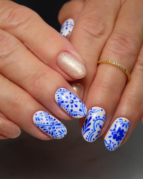 Hand painted tile/pottery nails 💙🌊🍋 I am in love with these!! Used Kokoist Maxi White for the base which applies beautifully! 👌🏻 (you can order Kokoist from @ericasata and use code AMB10 to save 🙌🏻) Paired with F Gel FG83, a golden magnetic glitter gel ✨ from @zillabeau code katie10 Inspo from @boldandbrushednails 🥰 #structuredmanicure #geloverlay #hardgel #summernails gel nail art, hard gel manicure, summer nail design Gel Manicure Summer, Pottery Nails, Hard Gel Manicure, Painted Tile, Gel Overlay, Hand Painted Tile, Hard Gel, Glitter Gel, White Maxi