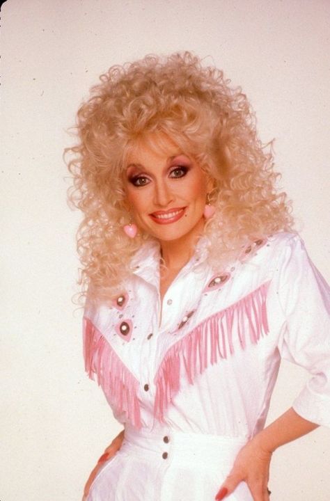 30 Gorgeous Photos That Defined Fashion Styles of Dolly Parton in the 1980s ~ Vintage Everyday Dolly Parton Costume, Dolly Parton Pictures, Divas Pop, No Bad Days, Pink Cowgirl, Hello Dolly, American Music Awards, Hollywood Walk Of Fame, Dolly Parton