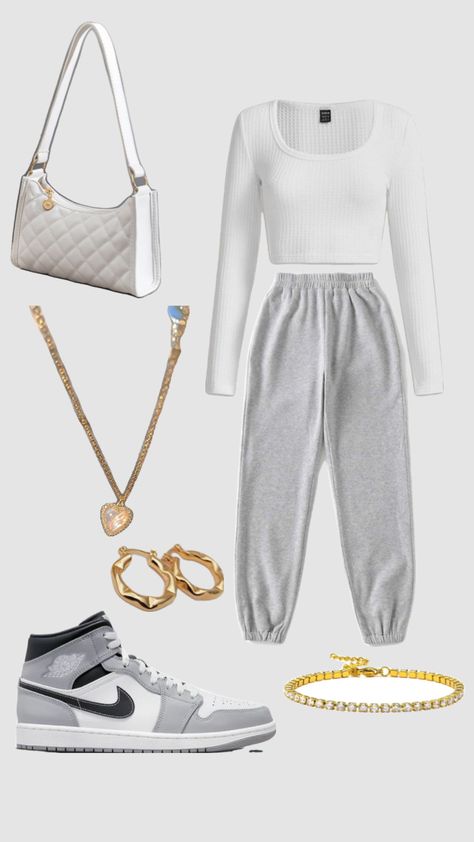 Grey Lounge Pants Outfits, Outfits With Grey Joggers, Grey Joggers Outfit Winter, How To Style Grey Joggers, Dark Grey Joggers Outfit, Grey Trackies Outfit, Nike Joggers Outfit Women, Grey Jogger Outfit, Outfit Ideas With Joggers