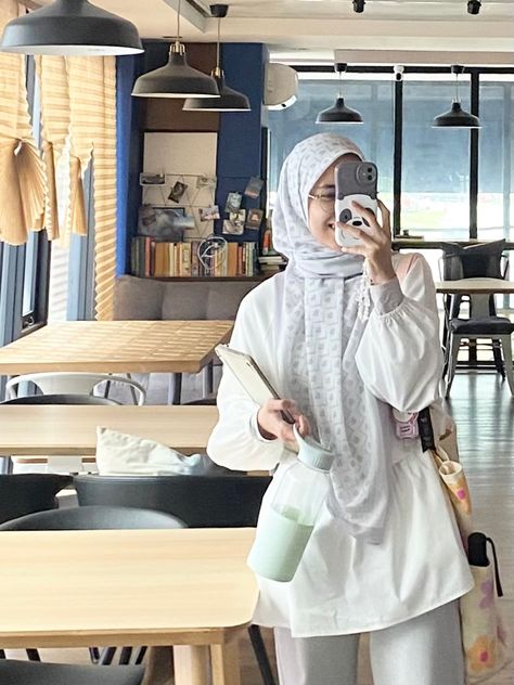 Muslimah Outfit Casual, Outfit Hijab Simpel, Outfit Hijab Syari Casual, Ootd Kampus Hijab, Korean Hijab, Ootd Lebaran, Muslimah Fashion Casual, Muslimah Style, Modest Casual Outfits