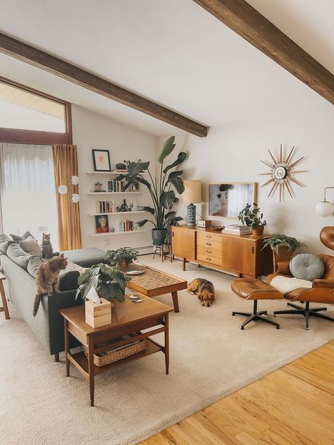 Living Room Mcm Boho, Cosy Retro Living Room, Scandi Mid Century Living Room, Artsy Living Room Aesthetic, Retro Scandinavian Interior, Mcm Boho Living Room, Couch Layout Ideas, Interior Design Studio Apartment, Mcm Aesthetic