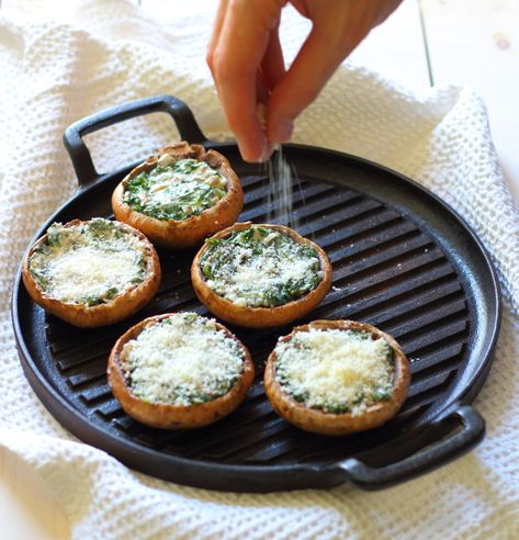 Creamy Spinach Stuffed Mushroom Recipe - Portobello mushrooms stuffed with creamy garlic spinach, then topped with grated parmesan - the perfect summer lunch! Mushrooms Portobello, Best Spinach Recipes, Portobello Mushrooms Stuffed, Stuffed Mushroom Recipe, Mushrooms Stuffed, Spinach Parmesan, Portabella Mushroom, Stuffed Portobello, Spinach Mushroom