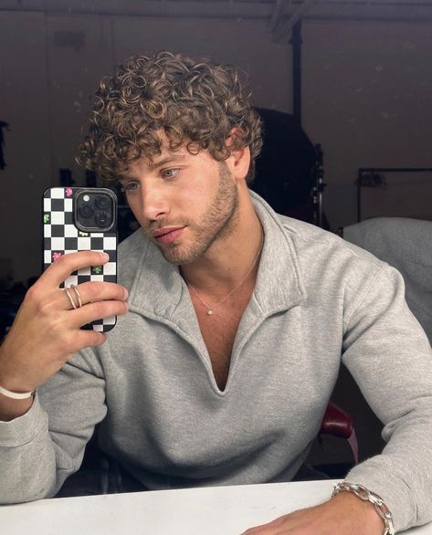 Long Curly Hair Men, Beard Cuts, Men's Curly Hairstyles, Men Haircut Curly Hair, Salt And Pepper Hair, Wavy Hair Men, Hair Coils, Haircuts For Curly Hair, Corte De Cabelo Masculino