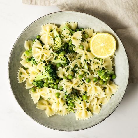 Ready in just 20 minutes, this bowtie pasta with broccoli, peas, lemon and garlic is the ultimate vegetarian weeknight dinner. Bow Tie Pasta Recipe, Pasta Vegetarian, Pasta With Broccoli, Pasta With Peas, Vegetable Casserole Recipes, Bow Tie Pasta, Broccoli Pasta, Vegetable Casserole, Lemon Pasta