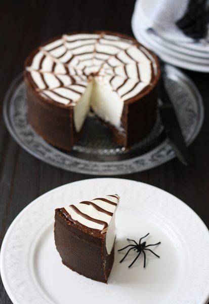 Tarta de chocolate sin horno (¡para Halloween!) | Fiestas y Cumples Halloween Cheesecake, Bake Halloween, No Bake Chocolate Cheesecake, Chocolate Cheesecake Recipes, Fake Wedding, Halloween Chocolate, Halloween Time, Halloween Desserts, Chocolate Cheesecake