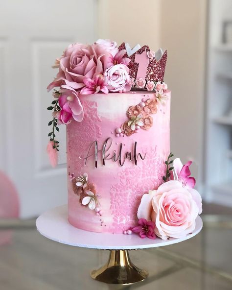 Amelia’s Cakes on Instagram: “This cake is fit for a princess am I right or am I right? Just look at that crown, it’s the most adorable thing I’ve put on a cake 🤩 . . .…” Blush Pink Birthday, 1st Birthday Crown, Birthday Cake With Flowers, Crown Party, Elegant Birthday Cakes, Girls Crown, Bridal Shower Cakes, Gateaux Cake, Beautiful Birthday Cakes