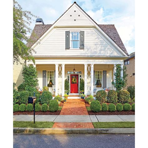 Exterior Paint Color Combinations, Best Exterior Paint, Red Front Door, Color Combinations Paint, Pintura Exterior, Exterior Paint Color, Front Door Colors, White Farmhouse, Farmhouse Exterior