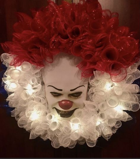 Clowns Halloween Decorations, Scary Halloween Wreath, Easy Diy Halloween Decorations, Homemade Halloween Decorations, Diy Halloween Wreath, Bee Wreath, Adornos Halloween, Halloween Wreaths, Homemade Halloween