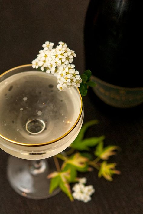 This sparkling elderflower cocktail with Prosecco and St. Germain is the most elegantly simple cocktail to serve at any cocktail party from a glitzy New Year's Eve ball to a lovely bridal shower. #cocktails, #newyears, #prosecco, #bridalshower St Germain Cocktail, Elderflower Cocktail, Lychee Martini, Grapefruit Cocktail, Simple Cocktail, Lemon Scones, Prosecco Cocktails, Fancy Cocktails, Bridal Shower Food