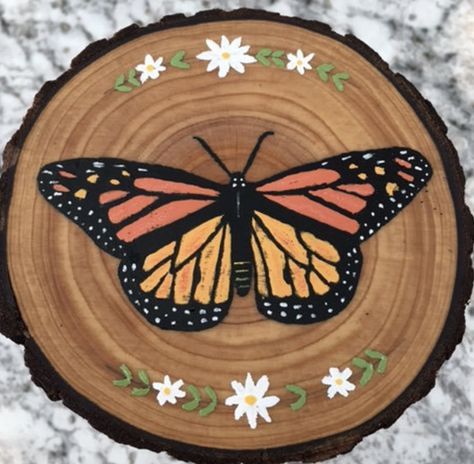 Wood Circle Art, Wood Round Painting Ideas, Locker Pictures, Wood Crafts That Sell, Wooden Ornaments Diy, Christmas Crafts Diy Decoration, Butterfly Art Painting, Circle Painting, Barn Wood Projects