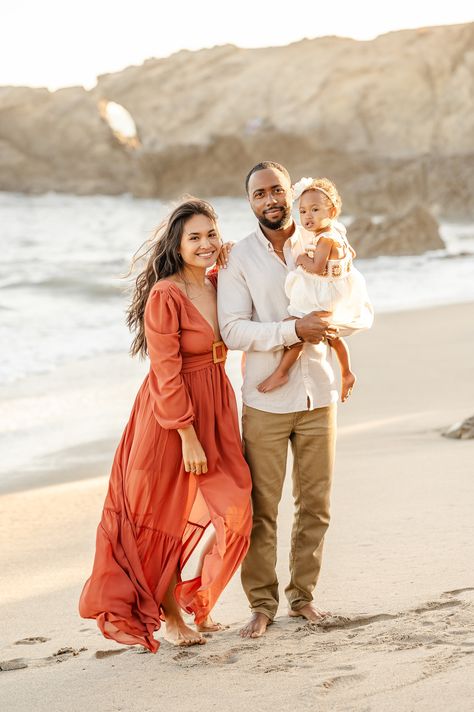 A Windy Family Session | Malibu California Beach Family Photographer Family Beach Pictures Outfits, Beautiful Family Photos, Beach Picture Outfits, Family Holiday Pictures, Cowgirl Photoshoot, Matador Beach, El Matador Beach, Holiday Pics, Pictures Outfits