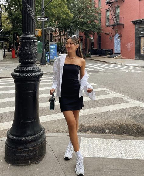 Tube Dress Outfit, New Balance 530 Outfit, Barcelona Outfits, Black Tube Dress, City Break Outfit, Nyc Outfits, New Balance Outfit, New York Outfits, Europe Outfits