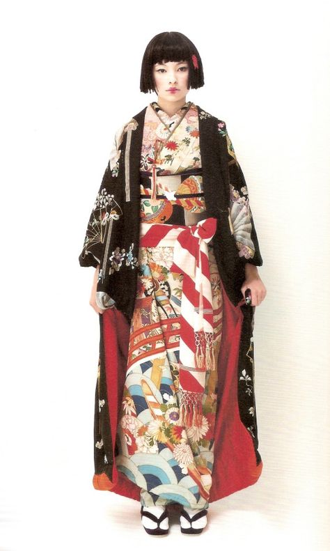 Furisode Kimono, Modern Kimono, Kimono Japan, 일본 패션, Mode Kimono, Yukata Kimono, Traditional Kimono, Beautiful Kimonos, Japanese Textiles