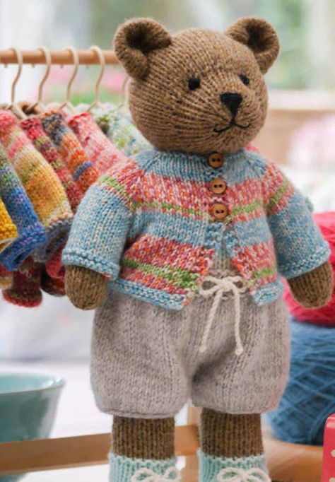 Adorable teddy bear patterns you'll love to knit - From Britain with Love Bags Knitted, Teddy Bear Patterns, Stitches Knitting, Knitting Bear, Poncho Knitting, Rabbit Knitting Pattern, Teddy Bear Patterns Free, Teddy Bear Knitting Pattern, Knitted Stuffed Animals