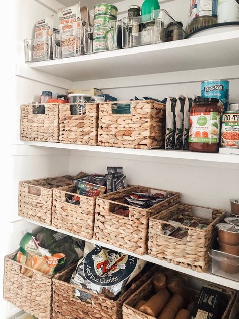 Bamboo basket pantry organization ideas Pantry With Baskets, Cheap Pantry Organization, Easy Pantry Organization, Basket Kitchen Storage, Pantry Organization Ideas, Hamper Ideas, Air Clay, Food Pantry Organizing, Clear Bins